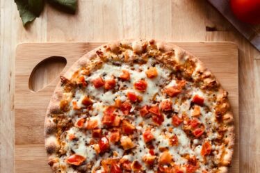 ¿se puede hacer una pizza precocinada en el microondas?